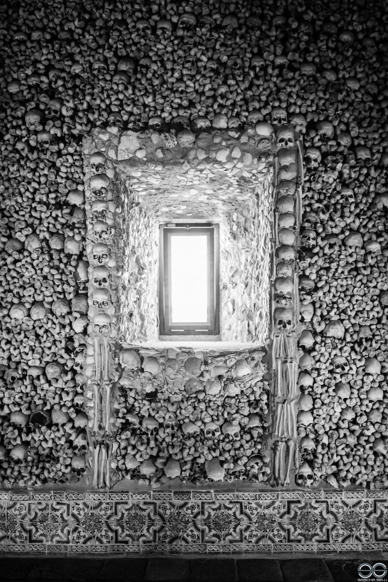 Window, Capela dos Ossos, Évora.jpg